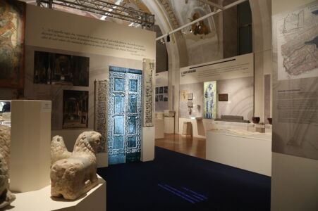 Al centro, riproduzione delle porte bronzee della Cappella Palatina incorniciate dalle lastre con iscrizione araba in lode di Ruggero II (XII sec.)