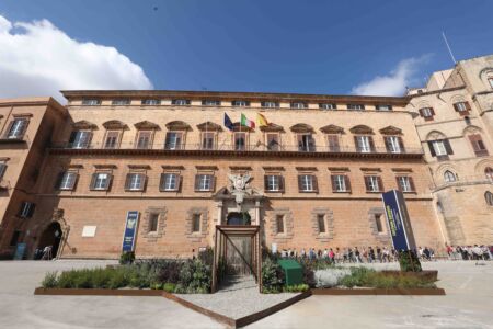 “Passage to Mediterranean”, l’installazione di un giardino culturale dinamico su piazza del Parlamento