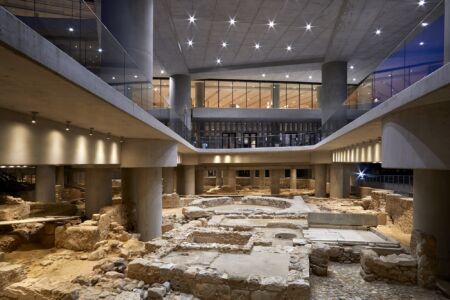 Vista degli scavi archeologici nel rapporto con la sezione del museo (© Acropolis Museum - foto Giorgos Vitsaropoulos)
