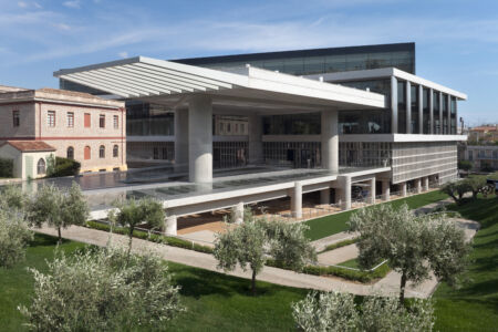 Vista esterna con gli accessi ai nuovi spazi espositivi al piano -1 (© Acropolis Museum - foto Nikos Daniilidis)