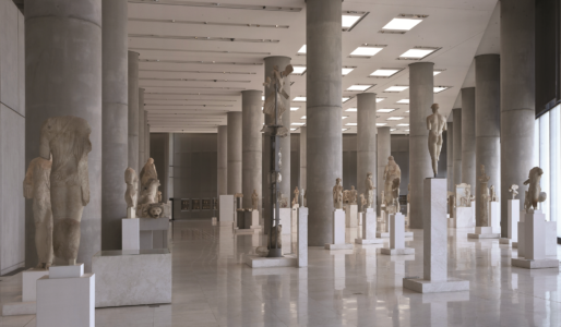 La galleria del periodo arcaico (© Acropolis Museum - foto Socratis Mavrommatis)