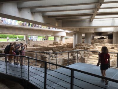 Il nuovo percorso al piano -1 con il rapporto tra i resti archeologici di Makriyannis e la struttura in cemento armato (foto Michele Roda)