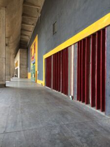 Lo spazio esterno ed ombreggiato che precede l'accesso principale del Palazzo dell'Assemblea (© Luca Bullaro, Universidad Nacional de Colombia)