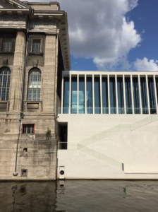 Antico e moderno nel raccordo Pergamonmuseum e James Simon Galerie (© Francesca Petretto)