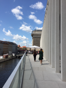 Parte estroflessa loggia sul canale vista in direzione Pergamonmuseum (© Francesca Petretto)