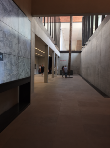 Sottopiano e scorcio ingresso secondario al Neues Museum e palo di fondazione originario dal progetto di Schinkel (© Francesca Petretto)