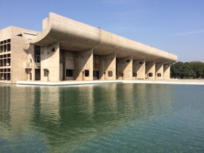 Il Palazzo dell'Assemblea ed il suo riflesso (© Luca Bullaro, Universidad Nacional de Colombia)