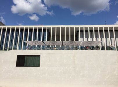 Prospetto sull'acqua, finestra bookshop e cafeteria loggia (© Francesca Petretto)