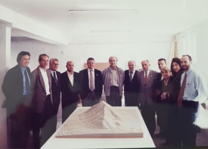 Gli autori dell'articolo (secondi da sinistra e da destra) nel 1997 nello studio di José Antonio Fernández Ordoñez con Eduardo Chillida, la moglie Pilar (terza da destra) e alcuni rappresentanti del governo delle Canarie, di fronte al plastico di progetto