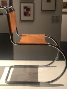 Particolare dell'allestimento della mostra «Versuchsstätte Bauhaus. Die Sammlung» (© Daniela Völkel)