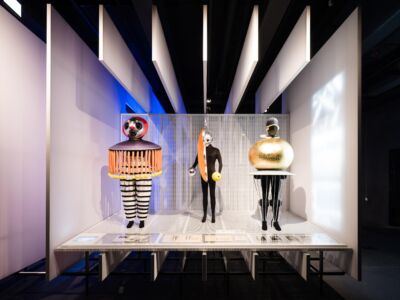 Oskar Schlemmer, «Triadisches Ballett», costumi originali/ricostruzioni (© Stiftung Bauhaus Dessau)