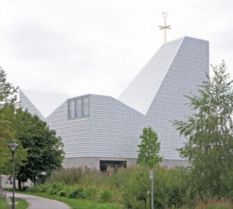 Il volume scalare della chiesa visto dal parco (foto Tino Grisi)