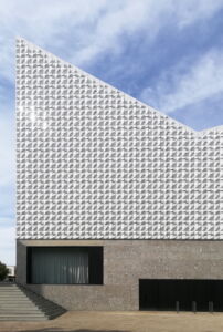 Lato nord-est dell’edificio con la scalinata di raccordo tra le due quote stradali (foto Tino Grisi)