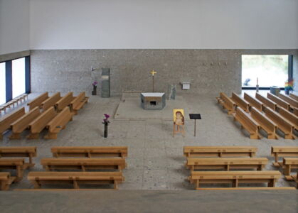 La disposizione dell’assemblea su tre lati attorno all’altare (foto Tino Grisi)