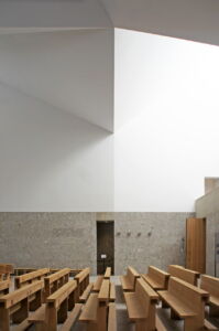 L’intersezione luministica tra pareti e copertura (foto Tino Grisi)