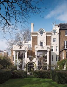 residenza di Charles Jencks a Holland Park, Londra, con interni di Michael Graves e Terry Farrell. Destinata dallo stesso Jencks a diventare Museo del Maggie's Centre
