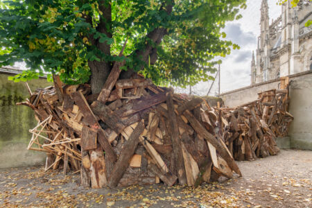 Installazione al giardino del vescovado (foto Martin Argyroglo)