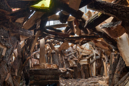 Installazione al giardino del vescovado (foto Martin Argyroglo)
