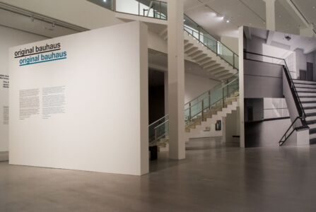 "Original Bauhaus", ingresso con installazione-scale di Renate Buser (©Catrin Schmitt)