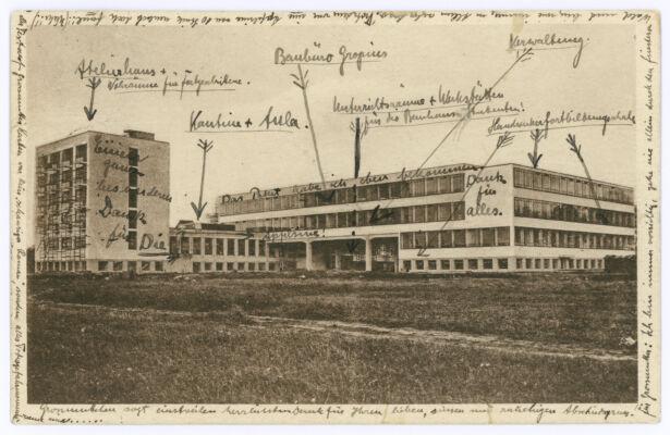 Edifici Bauhaus a Dessau, cartolina postale di una Bauhäusler a sua madre, 1927 (Lucia Moholy, 1925–1926, Bauhaus-Archiv Berlin © VG Bild-Kunst Bonn 2019)