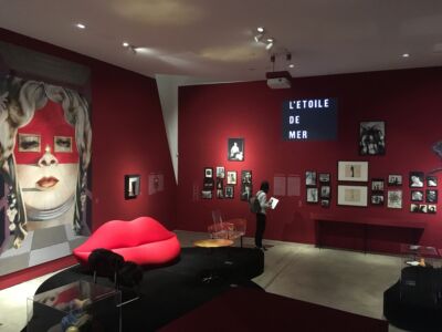 Un allestimento della mostra (foto Arianna Panarella)
