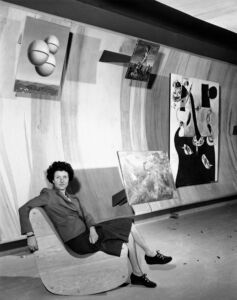 Peggy Guggenheim nella sua galleria "Art of This Century", seduta sulla «Correalistic Rocker» di Frederick Kiesler (ottobre 1942 - © alliance/ASSOCIATED PRESS, foto Tom Fitzsimmons)