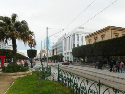 Avenue Bourguiba: al centro, la sede bancaria costruita nel 2017 (© Archivio AutonomeForme)