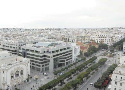 Avenue Bourguiba: in primo piano, la sede bancaria costruita nel 2017 (© Archivio AutonomeForme)