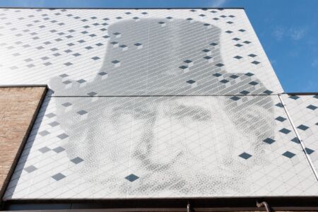 Particolare dell'esterno su via Camaleonte