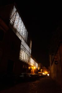 L'esterno su via Camaleonte