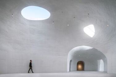 La texture irregolare e imperfetta delle superfici acquista un valore ornamentale per il Dune Art Museum, Bohai Bay (© Qingshan Wu)