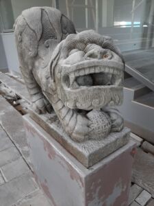 Una delle sculture dell’eclettica raccolta del museo di Qingdeng