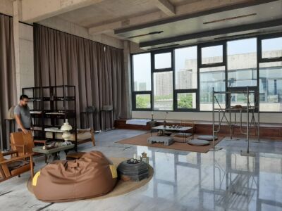 Vista dell'allestimento dell'interno del museo di Qingdeng: la struttura in cemento armato è a vista e il dialogo tra interno ed esterno è molto forte