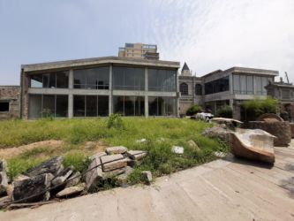 I manufatti in pietra possono essere osservati e toccati sia all’interno sia all’esterno del museo, in uno spazio che dialoga con la vegetazione e l’acqua del fiume