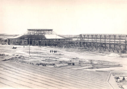 Cantiere della rotonda e di due padiglioni rettangolari della costruzione e dei dipartimenti d'ingegneria all'Esposizione Russa di Nizhny Novgorod, 1895 (Archivio RAS)