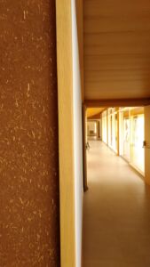 Dettaglio della finitura in terra cruda di Sicilia