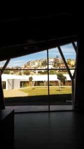 Lo spazio dell'accoglienza è illuminato da una grande vetrata