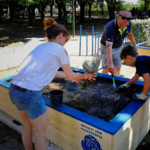 Interazione generazionale nell’orto urbano di Rionero in Vulture (foto Elena Carmagnani)