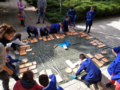 A Maschito i bambini costruiscono i nidi da appendere sui tronchi degli alberi (foto Action.collective)
