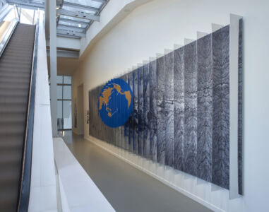 Un allestimento della mostra: il "muro cinetico" di studio Air