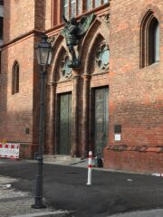 Dettaglio esterno portali e statua arcangelo michele (©Francesca Petretto)