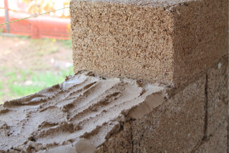 Posa di blocchi e malta in canapulo e calce (www.edilcanapasrl.it)