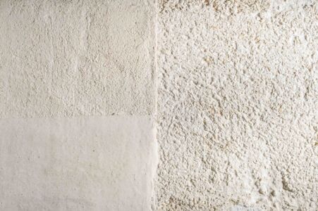 Ciclo completo a base di calce e canapa: da destra termo-intonaco, intonaco e pittura di finitura (www.bancadellacalce.it)