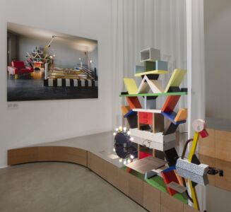 Immagine della mostra "Home Stories:
100 Years, 20 Visionary Interiors" (© Vitra Design Museum, foto: Ludger Paffrath)