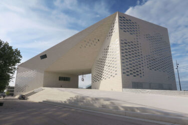 Il nuovo polo culturale della Méca (Maison de l’économie créative et de la culture) degli studi BIG e Freaks Architects (© Loïc Graniczny)