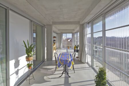 Un giardino d’inverno del progetto di trasformazione delle barre G, H e I del quartiere di edilizia sociale del Grand Parc, realizzato nel 2016 dallo studio Lacaton & Vassal (© Philippe Ruault)