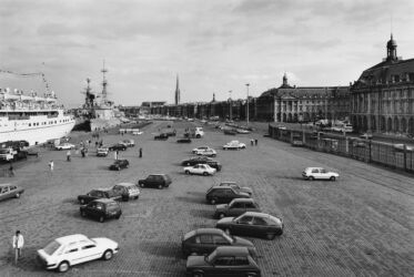 Il lungofiume all'altezza della piazza della Borsa usato come parcheggio in una foto del 1989 (© Vincent Monthiers)