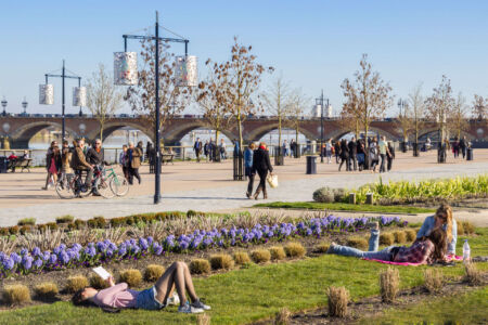 Il lungofiume progettato da Michel Corajoud e realizzato tra il 1999 e il 2009 (© Rémy Martineau)