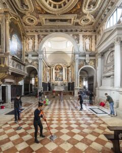 Venezia, Chiesa di San Sebastiano. Volontari all'opera (Courtesy Save Venice)