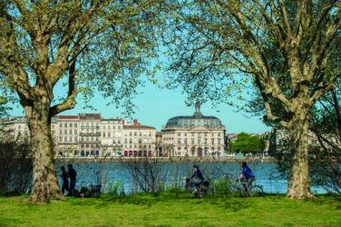 Vista delle facciate settecentesche della riva sinistra dal Parc aux Angéliques progettato da Michel Desvignes tra il 2012 e il 2017 (© Vincent Bengold)